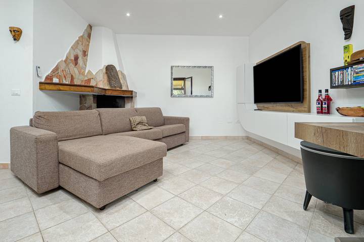Maison de vacances 'Il Carrubbo' avec vue sur montagne, terrasse privée et climatisation in Lu Lioni, San Teodoro