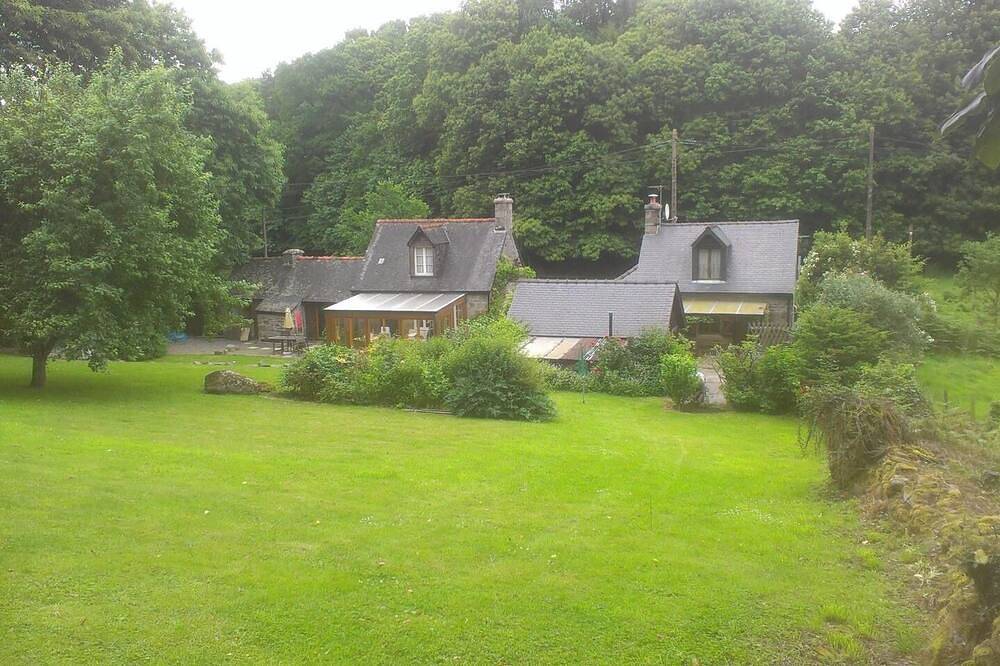 Traditional farmhouse, cottage and lodge, 2 acre garden and woods, in Louvigné-du-Désert, Fougères-Vitré