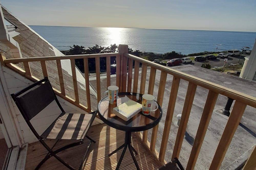 Entire apartment, A  2-bedroom seafront apartment in a large detached property on seafront in Woolacombe, Devon