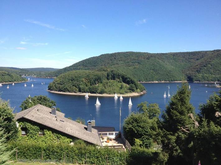 Ferienhaus für 8 Personen, mit Terrasse und Garten sowie Seeblick und Ausblick in Rurberg