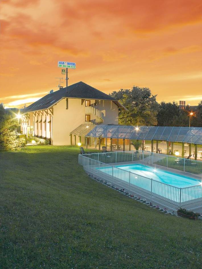 Hôtel, avec Terrasse ainsi que Jardin et Piscine à Alby-sur-Chéran - 2