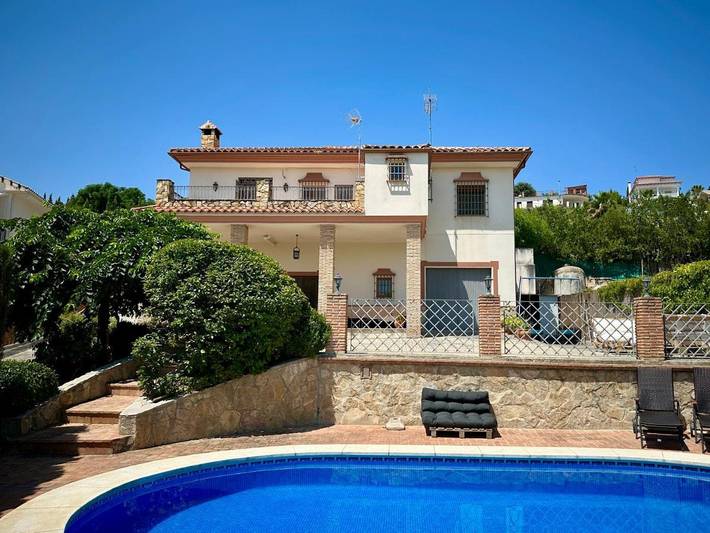 Casa de vacaciones para 7 personas, con vistas además de jardín y piscina - 1