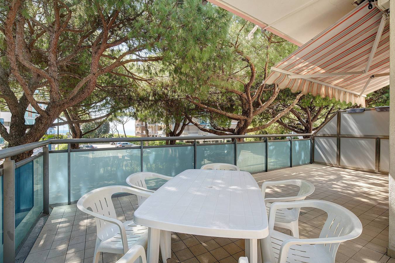 Entire apartment, Apartment 'Condominio Lara A16' with Private Terrace and Air Conditioning in Lido di Jesolo, Jesolo