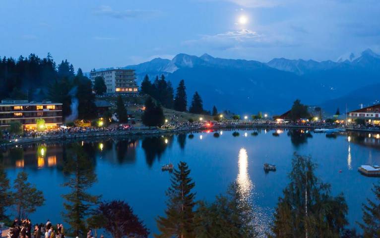 Gîte pour 2 personnes, avec vue sur le lac et jardin ainsi que terrasse et vue