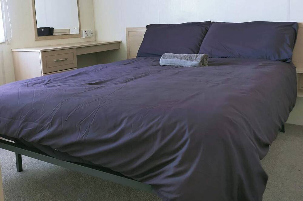Holiday Park Home Sleeps 4 - Dogs Welcome - Pool in Clacton-on-Sea, Essex