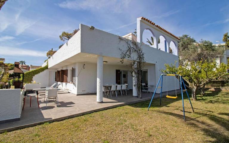 Villa für 8 Personen, mit Terrasse und Garten sowie Pool