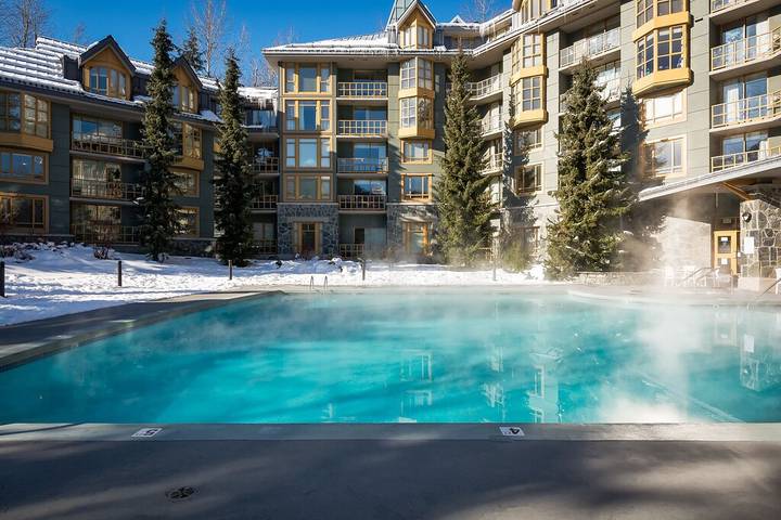 Glamping for 2 people, with hot tub and pool as well as sauna in Whistler