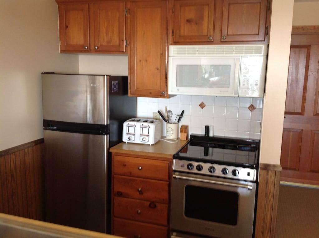 Ganze Wohnung, Rimfire Lodge - Deluxe Studio mit voll ausgestatteter Küche für 4 Personen in Snowshoe, Greenbrier River