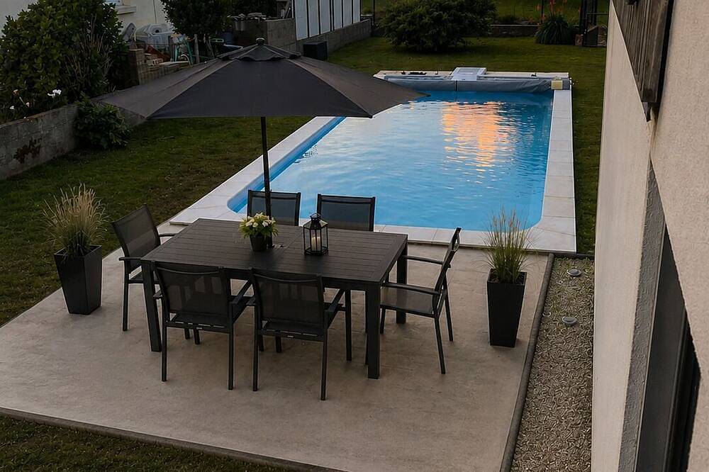 Appartement entier, Studio flambant neuf Vannes-piscine chauffée-commodités à côté-Golfe du Morbihan in Grand-Champ, Région de Vannes