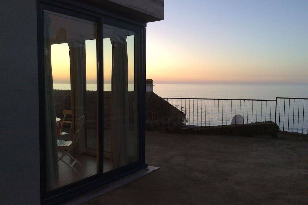 Charming house overlooking the sea facing the Chausey islands in Donville-les-Bains, Côte de la Déroute