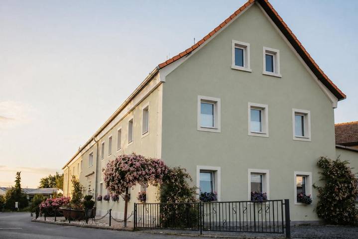 Hotel, mit Terrasse und Garten sowie Ausblick in Kreischa - 2