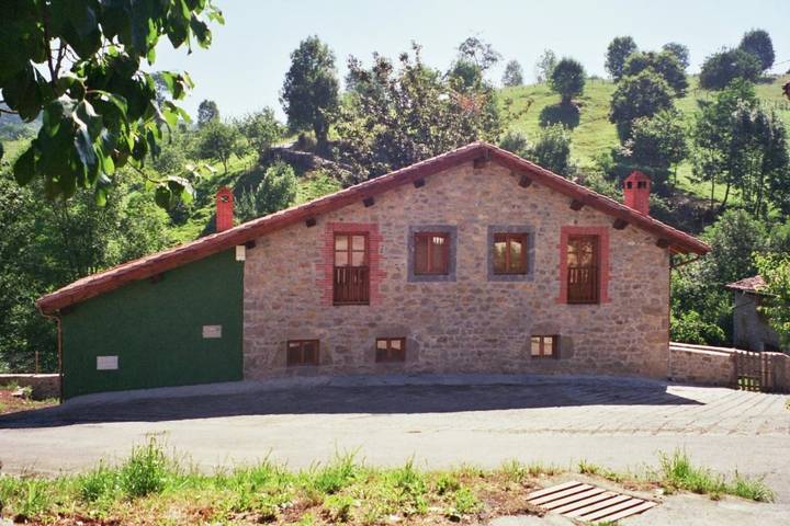 Casa rural para 8 personas, con vistas y jardín en Onís