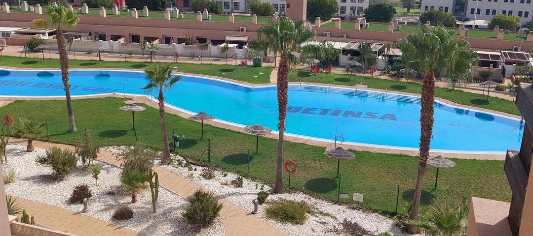 Apartamento para 5 personas, con vistas además de piscina y jardín, Familias con niños en Retamar