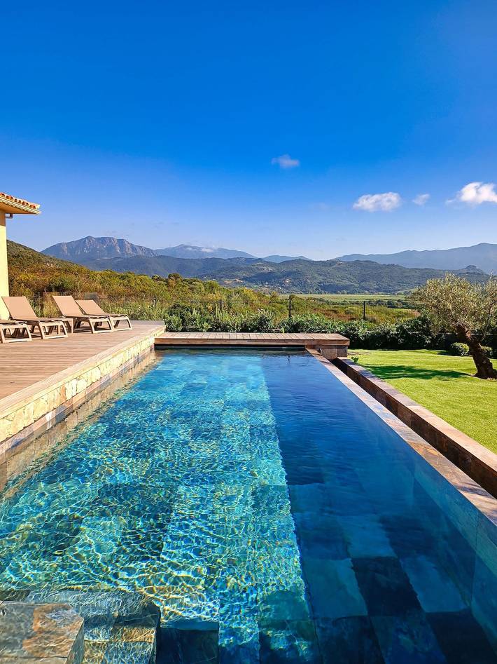 Location de vacances pour 8 personnes, avec piscine ainsi que jacuzzi et jardin, adapté aux familles dans Sagone - 4
