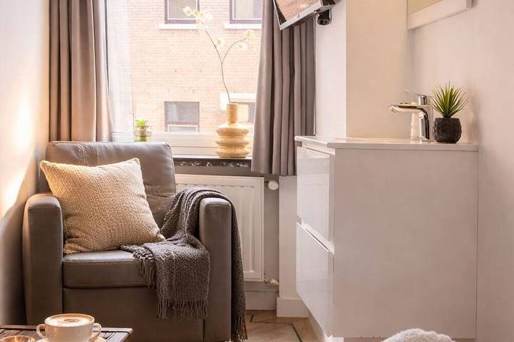 Ganze Wohnung, Perfekt für Alleinreisende, die eine preiswerte Unterkunft im Zentrum von Tilburg suchen. Dieses gemütliche private Zimmer in der Nähe des Hauptbahnhofs verfügt über einen Fernseher und einen Arbeitsbereich. in Tilburg, Nordbrabant