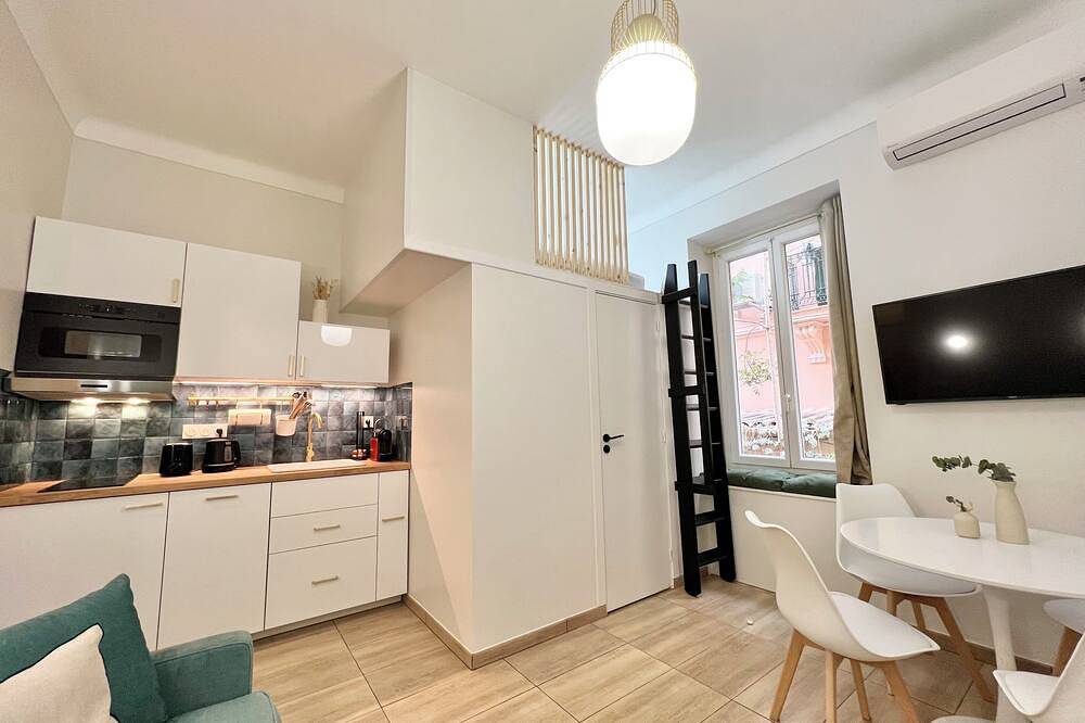 Ganze Wohnung, 5 min to Beach – 15 min to Monaco Grand Prix- Cozy Studio with Mezzanine in Cap-d'Ail, Nizza und Umgebung