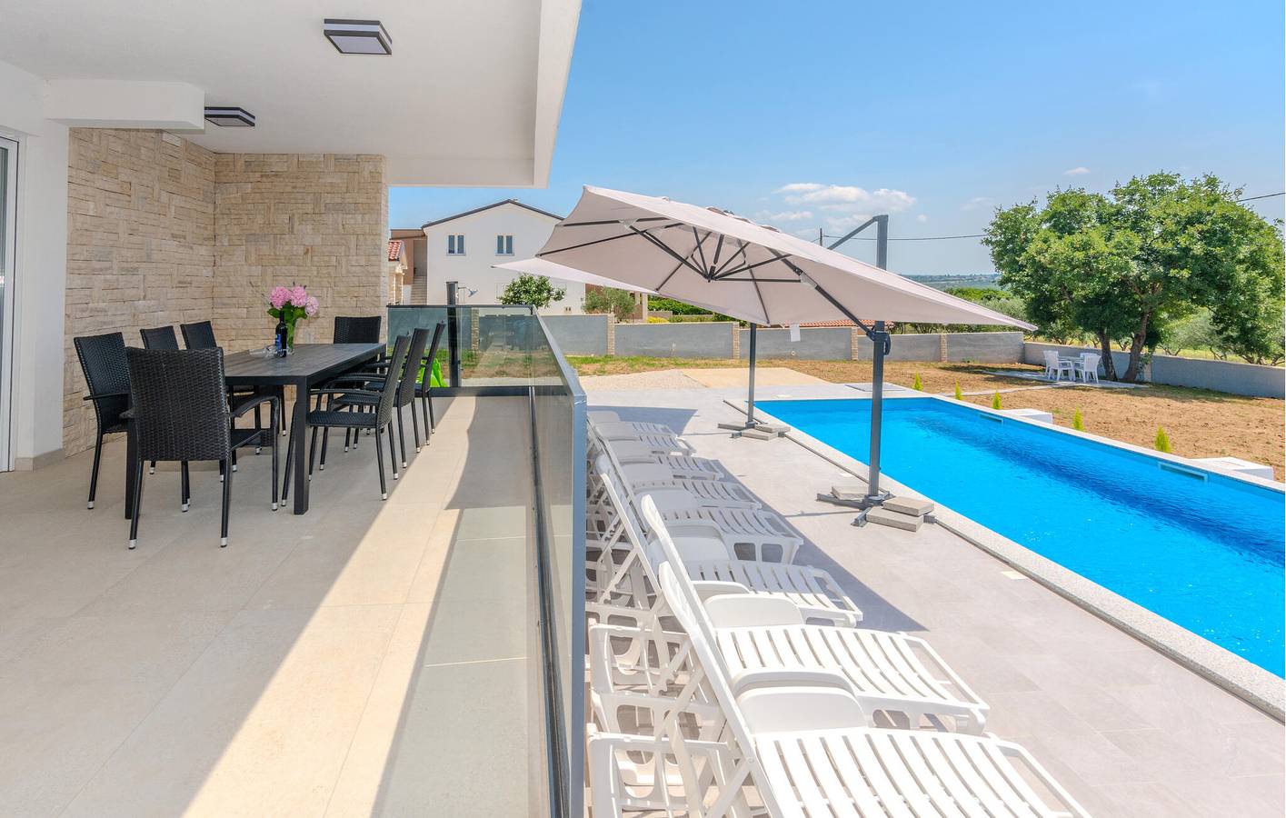 Charmante 2-Zimmer-Wohnung mit Pool und Terrasse, 1,5 km von Posedarje entfernt in Novigradsko More, Zadar