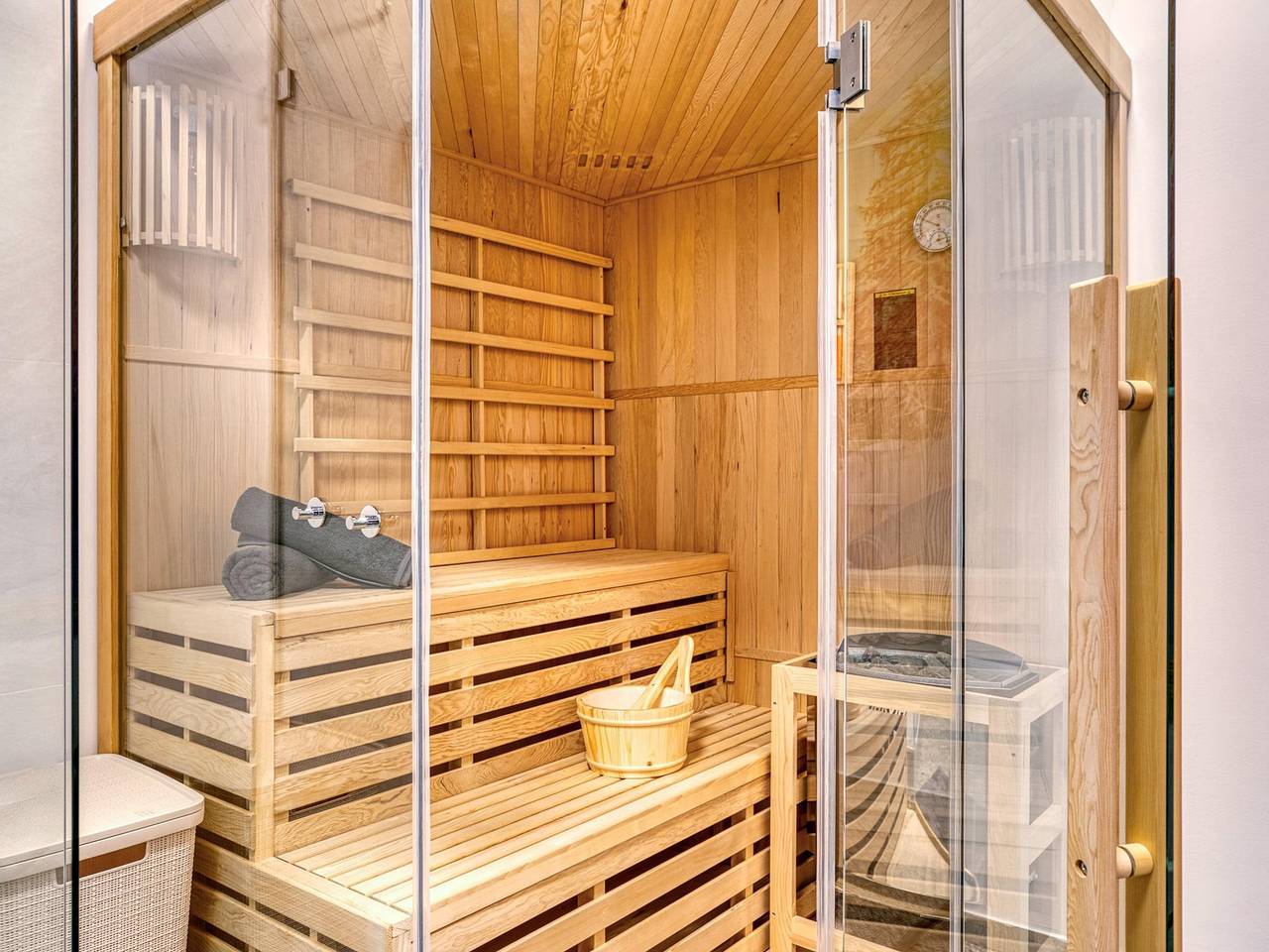 Ganze Wohnung, Traumhaftes Apartment mit Sauna, 82m zum Skibus in Kappl, Verwall