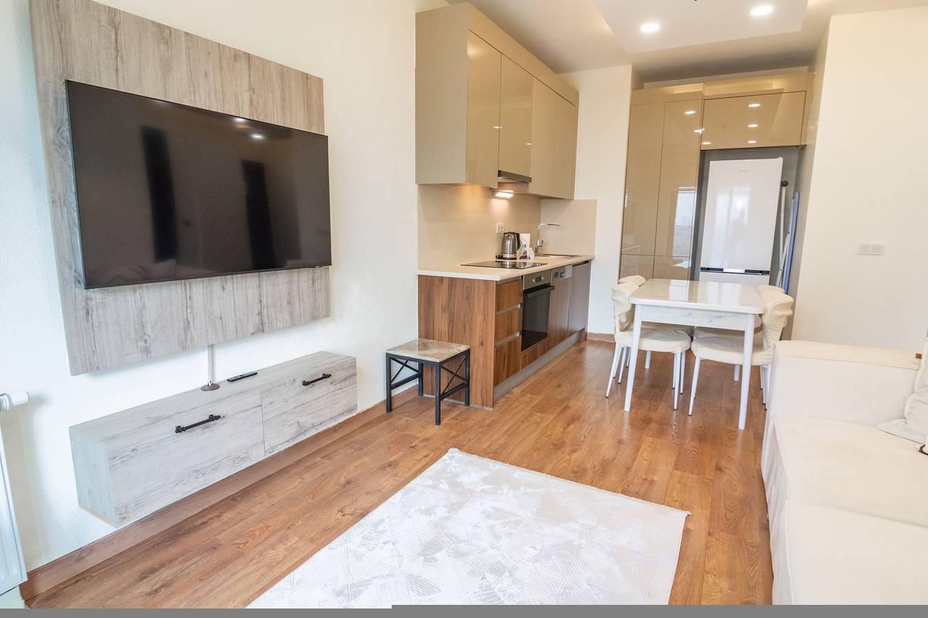 Geheel appartement, Spacious 1Br with City View on the 27th floor in Istanbul, Marmararegio