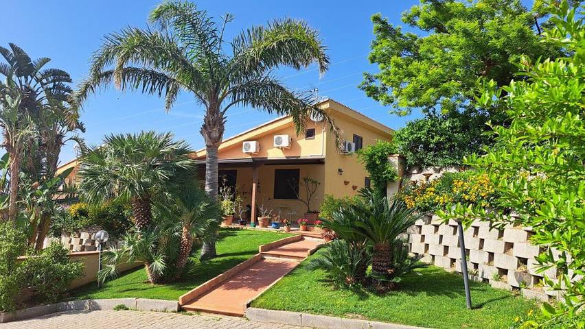 Ferienhaus für 8 Personen, mit Terrasse und Garten sowie Pool