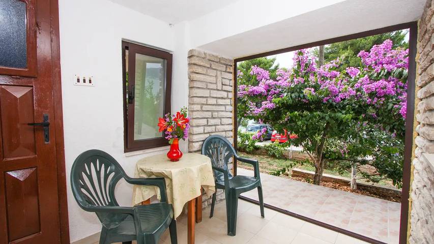 Apartament wakacyjny dla 3 osób, z taras w Arbanija