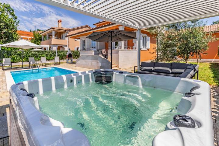 Ferienhaus für 10 Personen, mit Terrasse und Garten sowie Pool in Pula