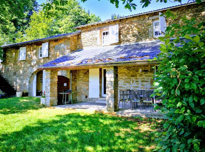 Gîte pour 6 personnes, avec piscine et jardin ainsi que terrasse et vue sur le lac - 1