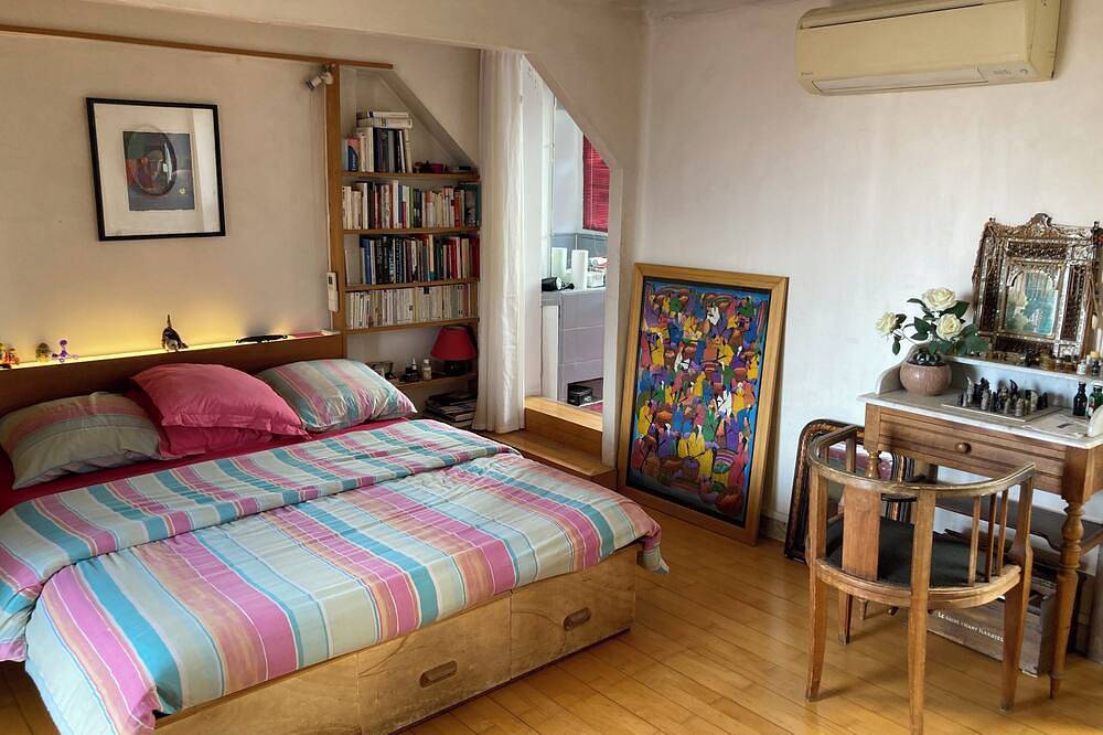 Appartement entier, Chambre, Salle de bains et terrasse dans loft-atelier d'artiste. in Arcueil, Val-de-Marne