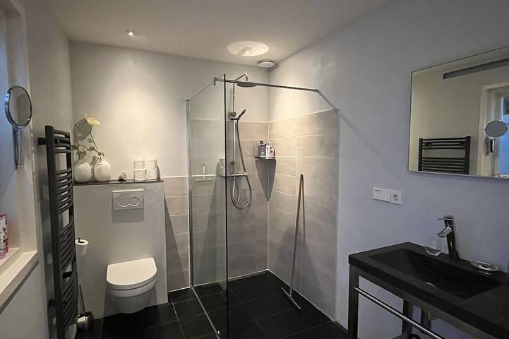 Appartement entier, \"Bed and Bike Upstairs\" Grand appartement avec terrasse donnant sur Haarlem in Haarlem, Mer du Nord Pays-Bas