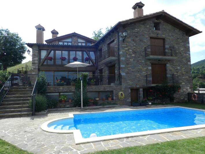 Casa rural para 4 personas, con vistas además de jardín y piscina en La Ribagorza - 3