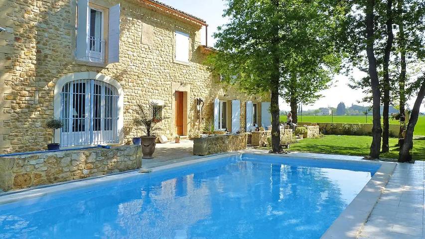 Gîte pour 2 personnes, avec jardin et piscine, animaux acceptés à Caderousse