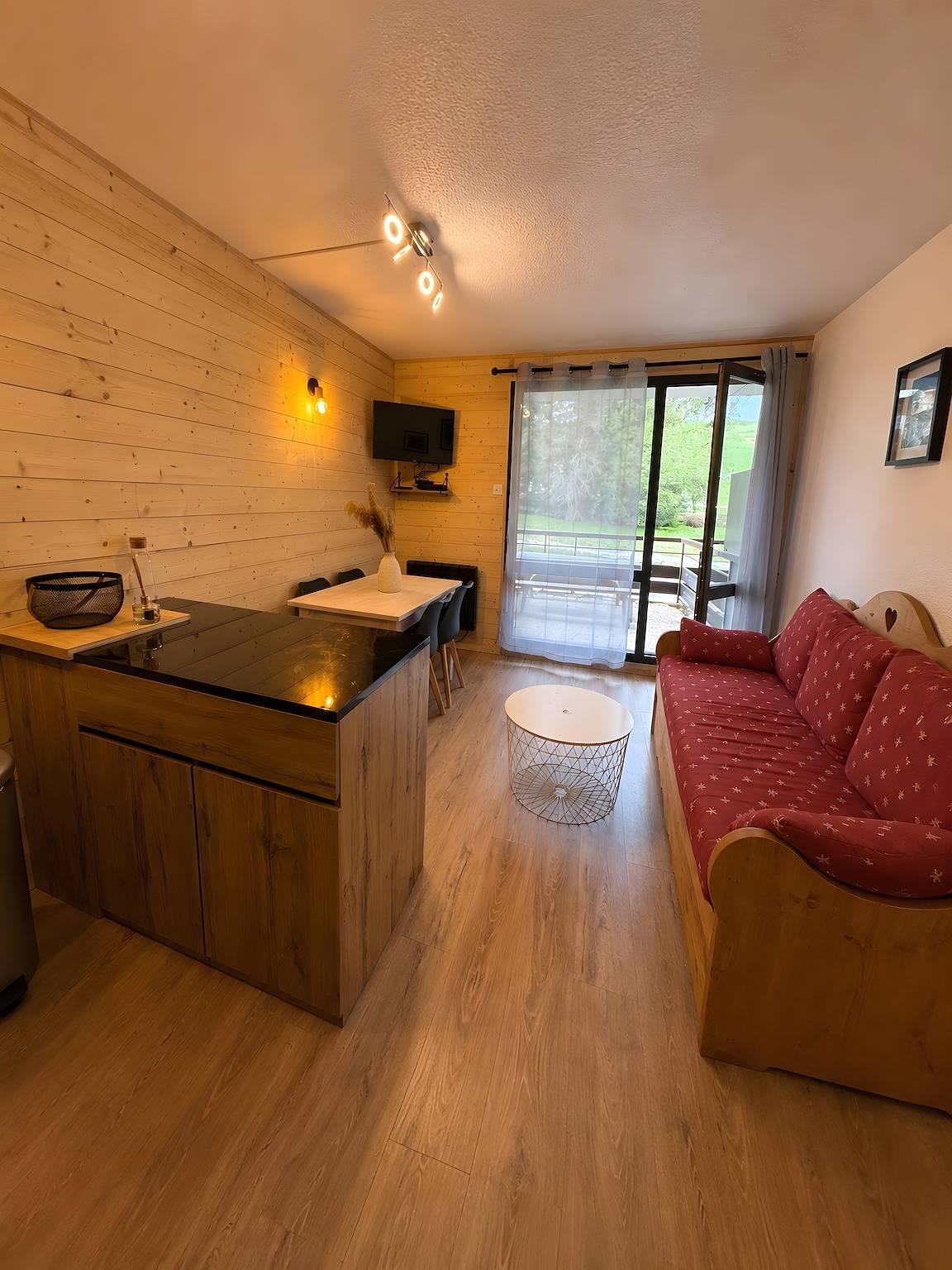Gehele studio, Studio 'Cabine Gerenoveerd': Uitzicht op Bergen, Privéterras en Wi-Fi in Villard-de-Lans, Parc naturel régional du Vercors
