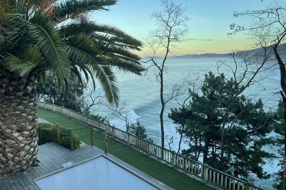 Grand villa on the Cantabrian Sea. Sweeping views, luxurious accommodation in Motrico, Costa Vasca