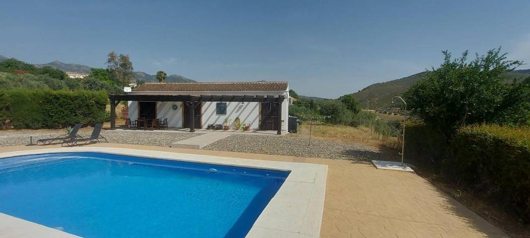Chalet para 4 personas, con piscina además de vistas y jardín en Sierra de las Nieves - 2