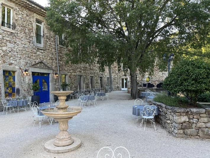 Hôtel pour 5 personnes, avec jardin ainsi que vue et piscine dans Largentière