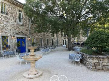 Hôtel pour 5 personnes, avec piscine ainsi que vue et jardin dans Largentière