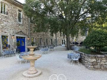 Hôtel pour 2 personnes, avec piscine ainsi que jardin et vue dans Largentière