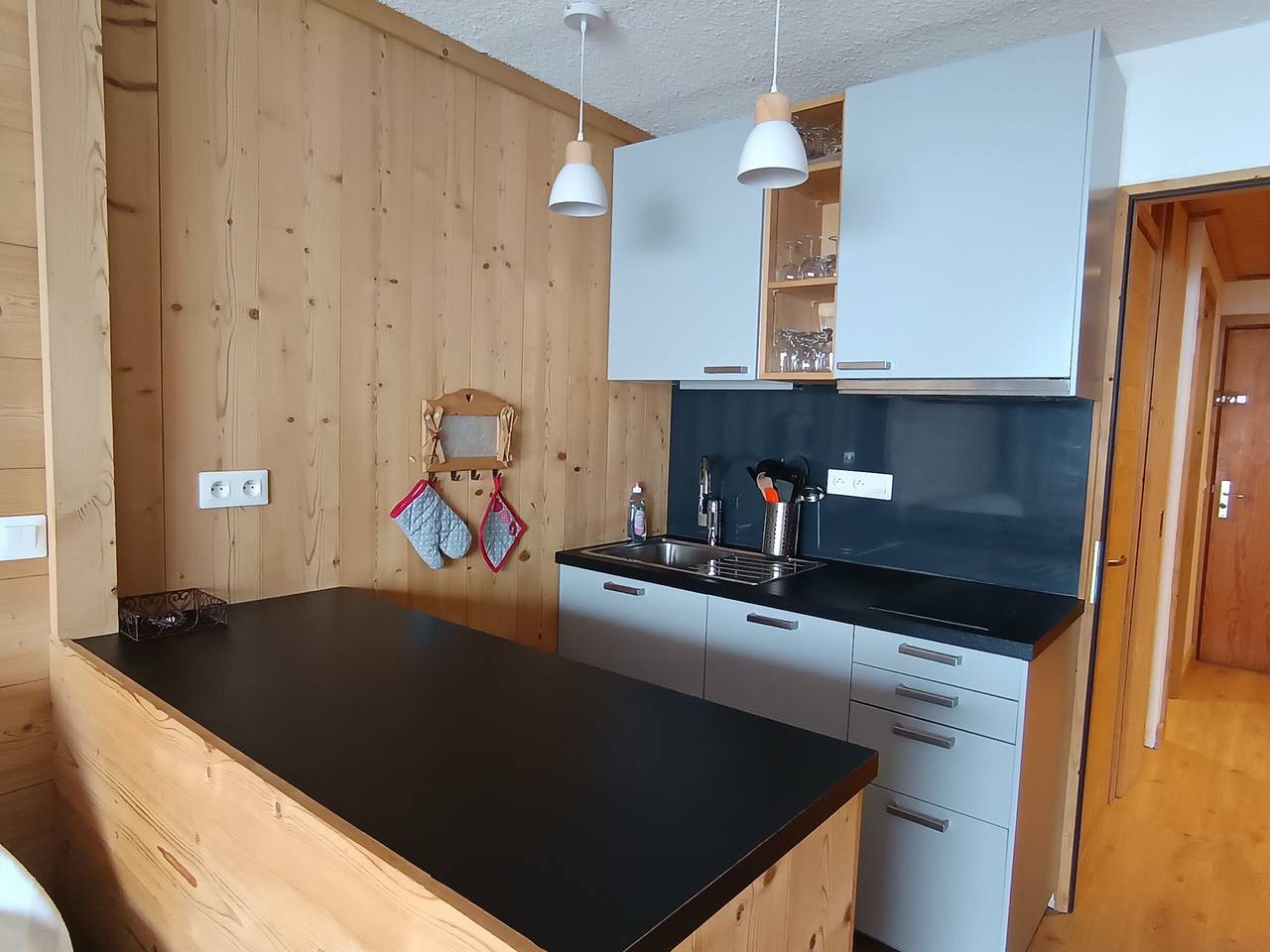 Entire studio, Renovated apartment near slopes with parking and balcony in Montgenèvre, Briançon region