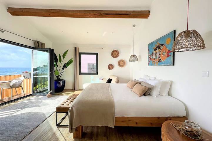 Stunning sea front private villa steps away from the sea & natural pools in São Miguel Island, Lagoa (Nossa Senhora do Rosário)