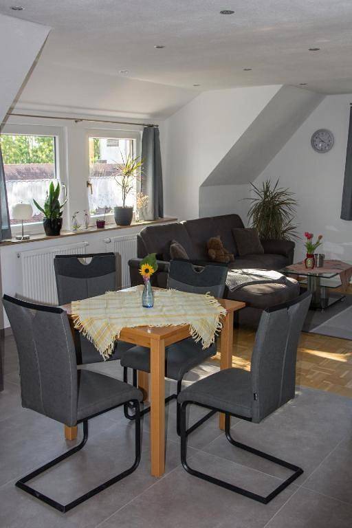 Ferienwohnung für 4 Personen, mit Terrasse und Ausblick in Gebsattel