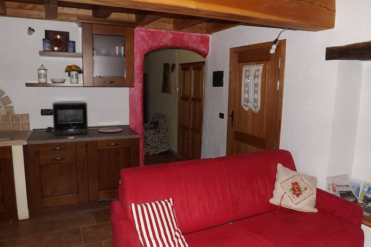 Maison Dans Un Ancien Village disponible en juillet in Châtillon (Village), Comune di Châtillon