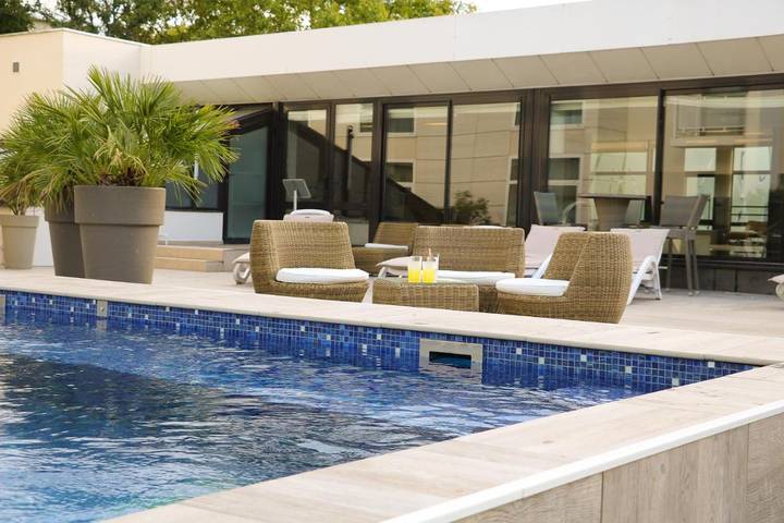 Hôtel pour 3 personnes, avec Jacuzzi et Terrasse ainsi que Jardin et Piscine dans Casino Grand Cercle - 2
