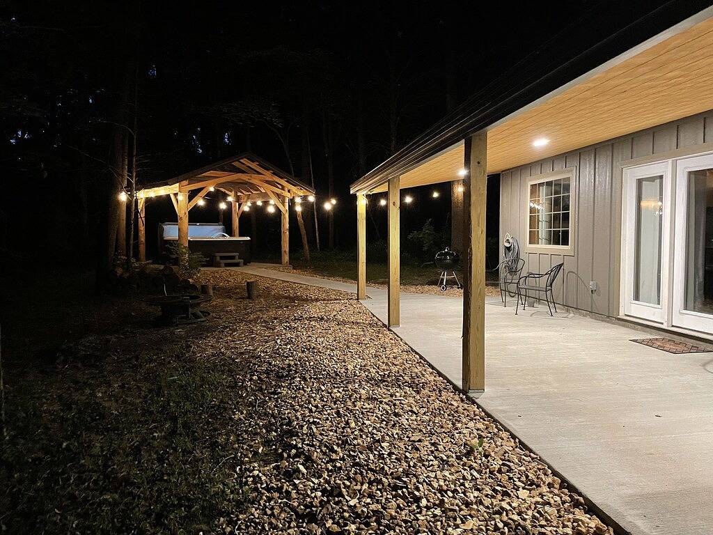 New cabin in the woods with private hot tub in Union County (IL)