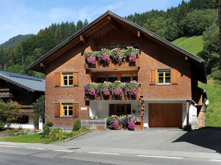 Ferienwohnung für 7 Personen, mit Balkon und Garten sowie Ausblick in Schoppernau - 2