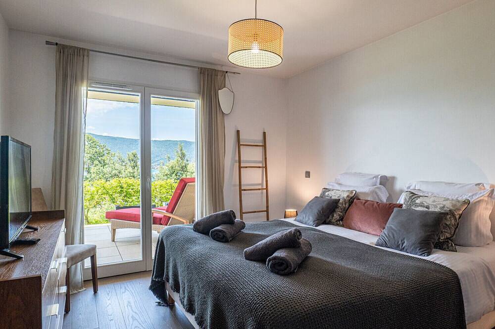Appartement entier, Eos – Superbe appart vue lac, 2 ch, parking in Veyrier-du-Lac, Région d'Annecy
