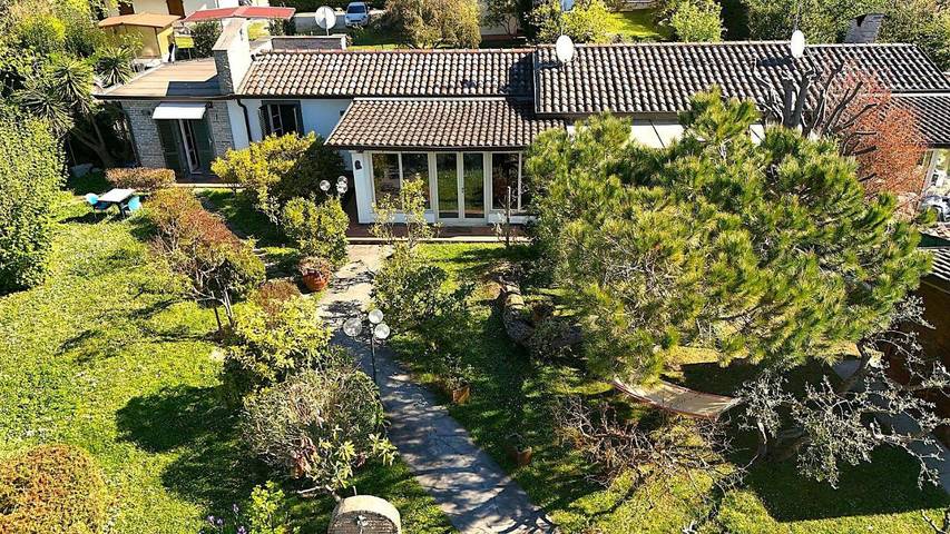 Villa für 6 Personen, mit Terrasse und Garten sowie Ausblick in Massa - 4
