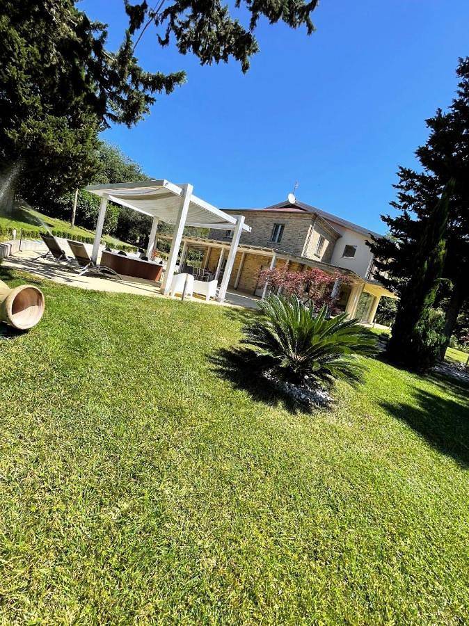 Casa vacanza per 4 persone, con Idromassaggio e Terrazza nonché Giardino e Piscina a San Giovanni Teatino