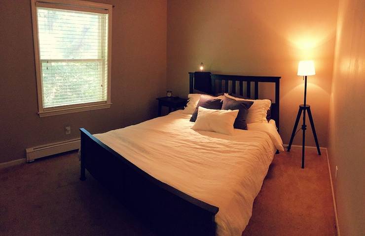 Vacation rental for 14 people, with yard in Ann Arbor