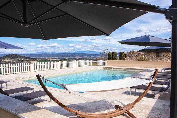 Location de vacances pour 2 personnes, avec vue ainsi que piscine et jardin à Niozelles
