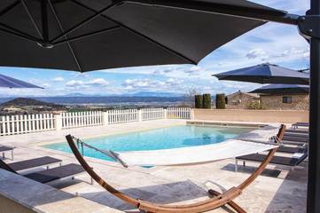 Gîte pour 2 personnes, avec piscine ainsi que vue et jardin à Niozelles
